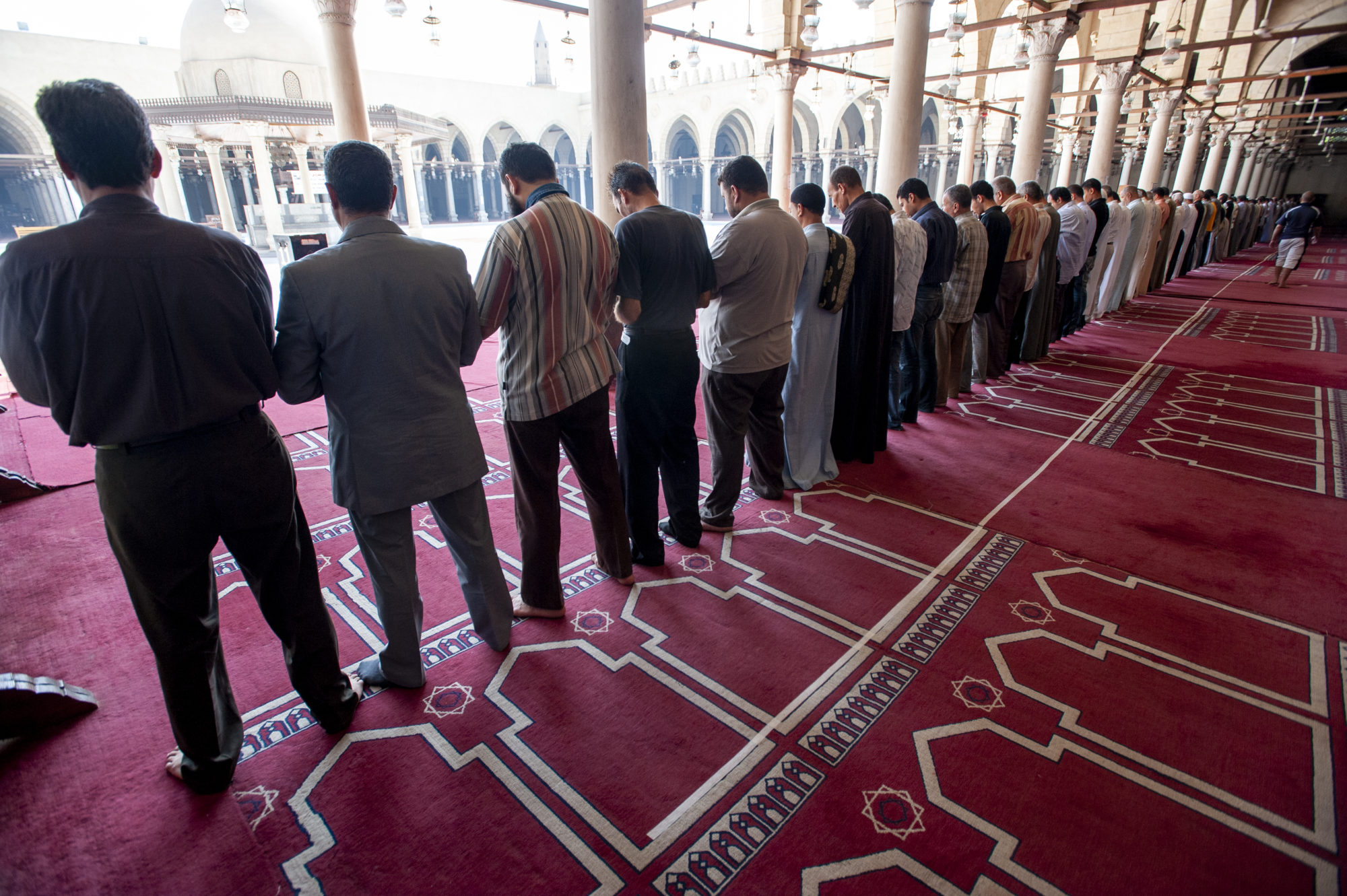 Намаз джамаатом имам. Мужчина в мечети. Молитва в мечети. Что такое намаз у мусульман. Намаз в мечети.