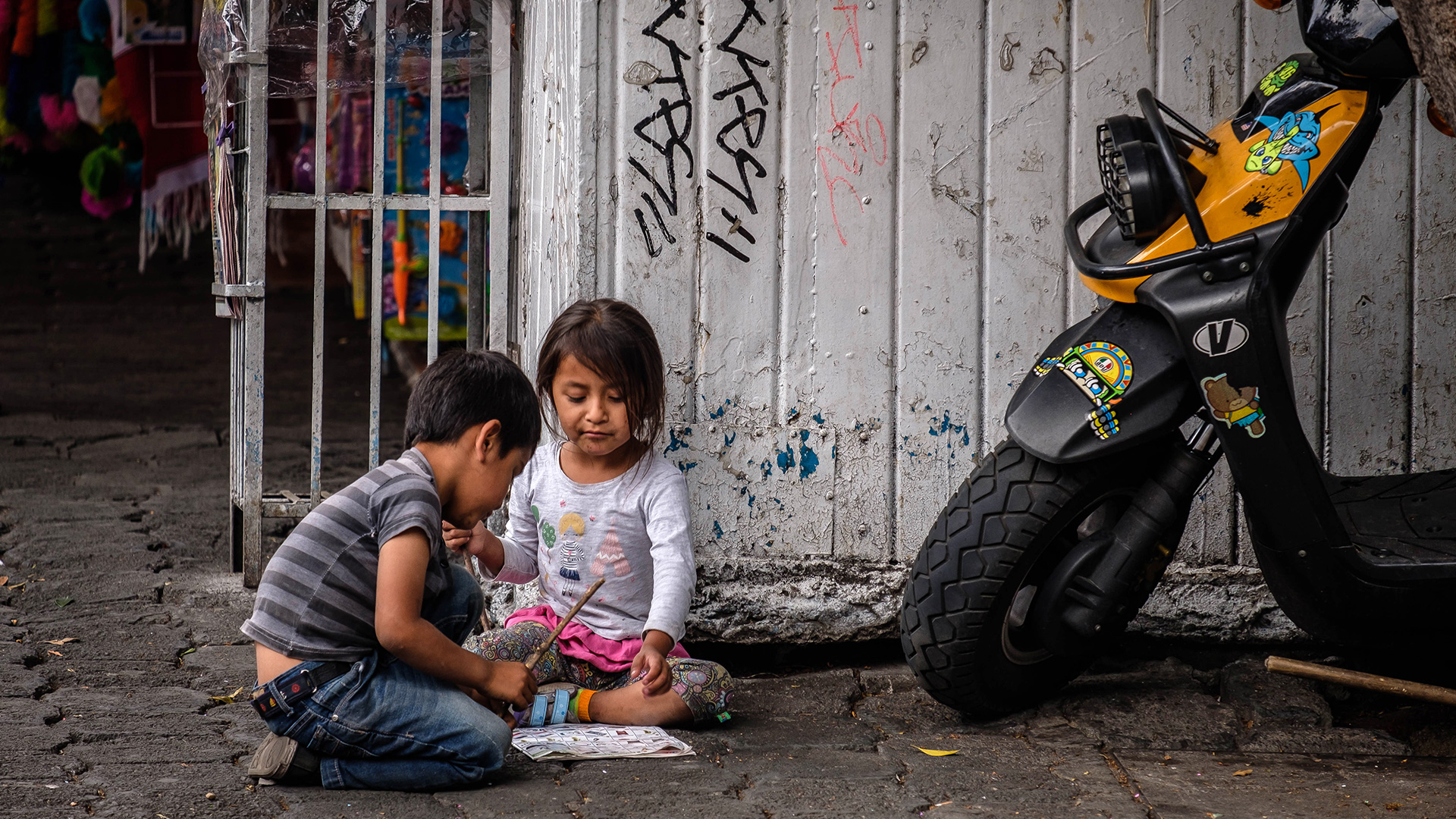 Children play in the streets of Mexico City