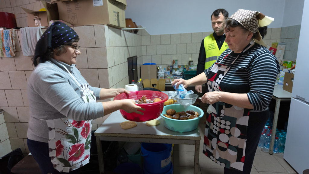 The church members prepare a meal for the refugees staying at their church. IMB Photo